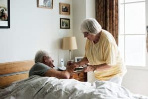 Pourquoi le maintien à domicile est-il une alternative aux logements seniors